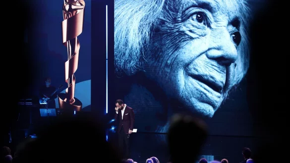 Igor Levit und viele Gäste beim Deutschen Filmpreis waren sichtlich ergriffen vom Tod Margot Friedländers. - © Christoph Soeder/dpa