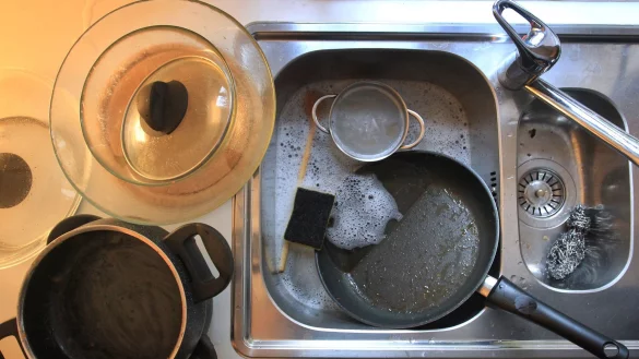 Männer überschätzen ihren Beitrag zur Hausarbeit, lautet ein Fazit aus einer repräsentativen Befragung. (Symbolbild) - © picture alliance / dpa