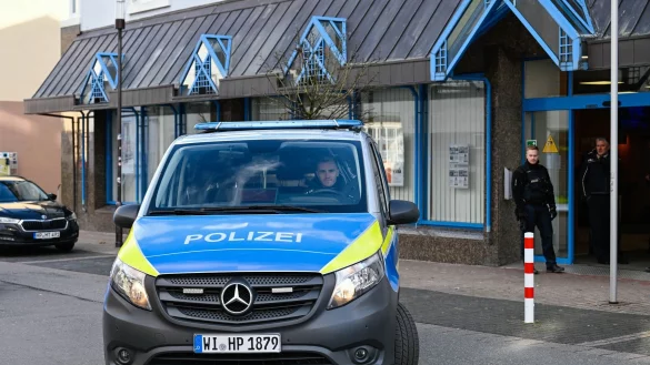 In dieser Bankfiliale hielt ein Mann eine Frau über mehrere Stunden fest. - © Uwe Anspach/dpa