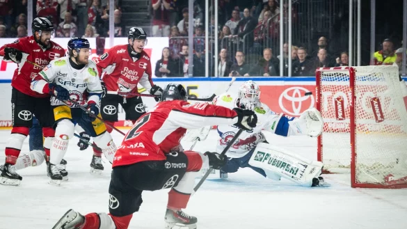 Parker Tuomie erzielte das frühe 1:0 der Kölner im zweiten DEL-Finalspiel gegen die Eisbären Berlin. - © Marius Becker/dpa