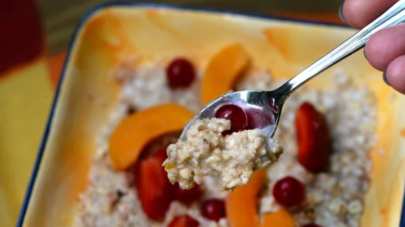 Haferkleie können - zum Beispiel verarbeitet zu einem Porridge - einen positiven Effekt auf den Cholesterinspiegel haben. - © Jens Kalaene/dpa-Zentralbild/dpa-tmn