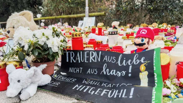 Ermahnungen in der Nähe des Tatorts des tödlichen Messerangriffs von Aschaffenburg: «Weniger Wahlkampf, mehr Mitgefühl!» - © Andreas Arnold/dpa