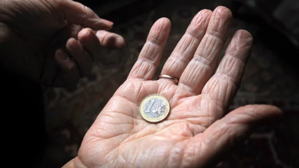 Viele Menschen in NRW müssen auch im Seniorenalter noch arbeiten, um über die Runden zu kommen. (Symbolbild) - © Karl-Josef Hildenbrand/dpa