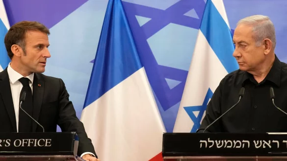 Teilen mit Blick auf einen pal&auml;stinensischen Staat nicht die gleiche Meinung: der israelische Ministerpr&auml;sident Benjamin Netanjahu (r) und Frankreichs Pr&auml;sident Emmanuel Macron. (Archivbild) - &copy; Christophe Ena/AP/dpa