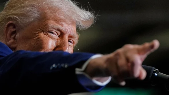 Trump verspricht sich von den neuen Zöllen eine Stärkung der heimischen Industrie. (Archivbild) - © Julia Demaree Nikhinson/AP/dpa