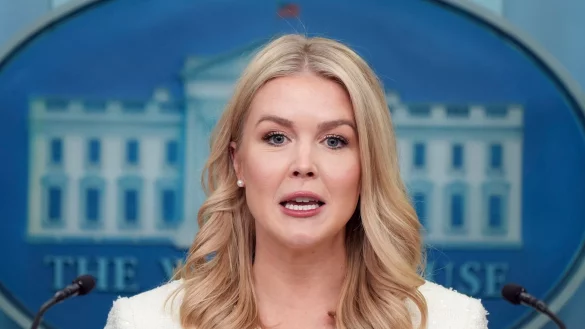 Trumps Sprecherin Leavitt informiert über die Zollpolitik ihres Chefs. (Archivbild) - © Jacquelyn Martin/AP/dpa