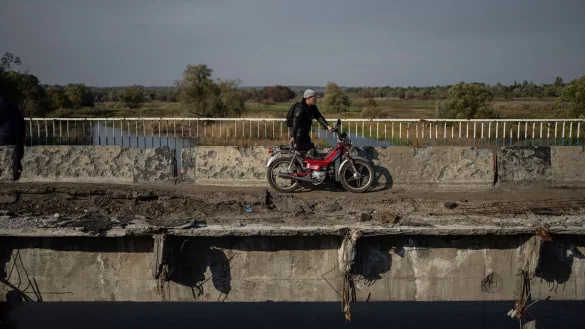 Die Br&uuml;cken &uuml;ber den Fluss Oskil bei Kupjansk sind nach dreieinhalb Jahren Krieg weitgehend zerst&ouml;rt. (Archivbild) - &copy; Evgeniy Maloletka/AP/dpa