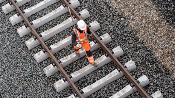 An mehreren Stellen tauscht die Deutsche Bahn im Sauerland Gleise und Weichen aus (Illustration). - &copy; Lukas Schulze/dpa