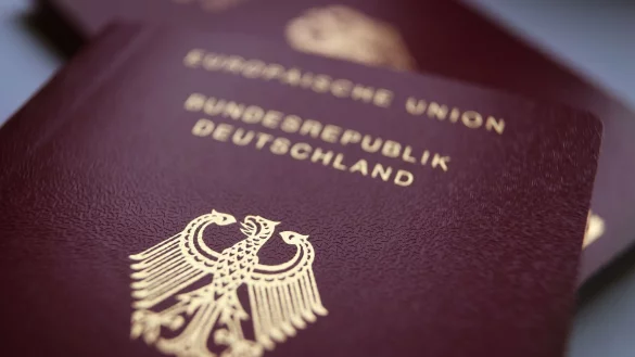 Für neue Reisepässe und Personalausweise können Bürger ab jetzt den Postversand gegen eine Zusatzgebühr wählen. Die Höhe sorgt für Kritik. (Symbolbild) - © Karl-Josef Hildenbrand/dpa