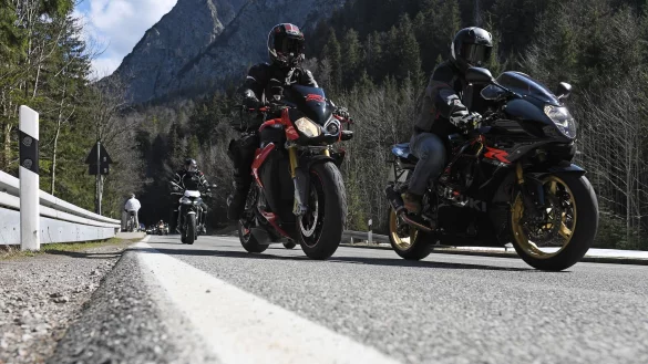 Motorradfahrer verursachen teurere Unfälle als Autofahrer. (Symbolbild) - © Angelika Warmuth/dpa