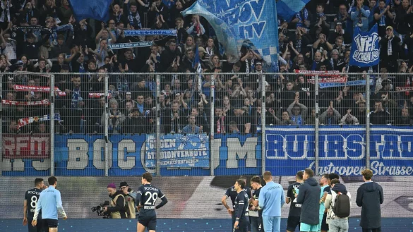Spieler und Fans des VfL Bochum nach dem 1:1 in Wolfsburg. - © Swen Pförtner/dpa