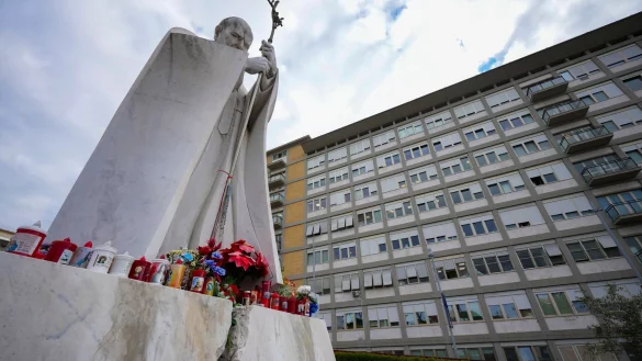 Papst Franziskus muss länger im Gemelli-Krankenhaus bleiben, wo auch schon sein Vorvorgänger Johannes Paul II. behandelt wurde. An den polnischen Papst erinnert dort heute ein Denkmal. - © Andrew Medichini/AP/dpa