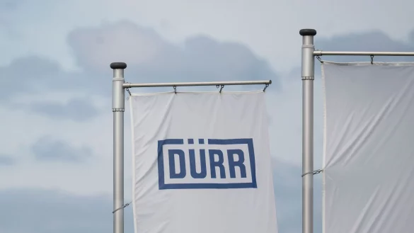 Vor dem Hauptsitz in Bietigheim-Bissingen wehen D&uuml;rr-Flaggen. - &copy; Marijan Murat/dpa