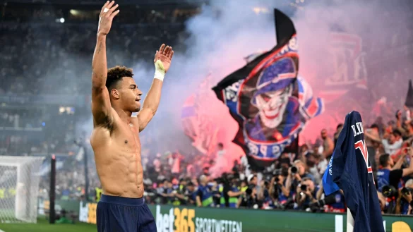 Doué feiert das entscheidende dritte Tor der Franzosen. - © Sven Hoppe/dpa