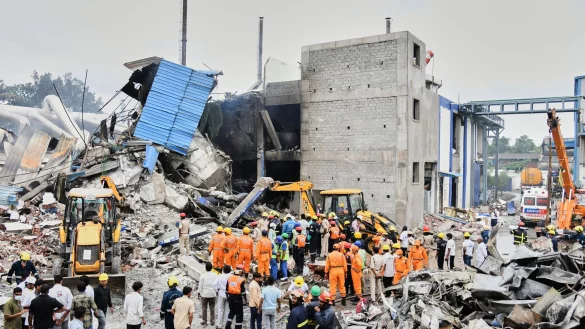 Rettungskr&auml;fte suchen nach einer Explosion und einem Brand in einer Pharmafabrik in einem Industriegebiet in der N&auml;he von Hyderabad nach &Uuml;berlebenden. (Foto Archiv) - &copy; Uncredited/AP/dpa