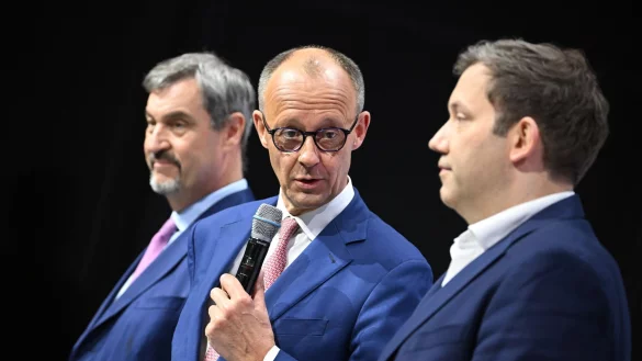 Einen Tag vor der geplanten Wahl von CDU-Chef Friedrich Merz zum Kanzler unterzeichnen die Vorsitzenden von CDU, CSU und SPD den Koalitionsvertrag. Merz gibt den B&uuml;rgern ein Versprechen. - &copy; Bernd von Jutrczenka/dpa