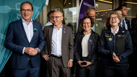 Am Tag der offenen T&uuml;r der Bundesregierung gab es einen Kuchen. Das Bundesamt f&uuml;r Verfassungsschutz feiert in diesem Jahr sein 75-j&auml;hriges Bestehen. (Archivfoto) - &copy; Fabian Sommer/dpa