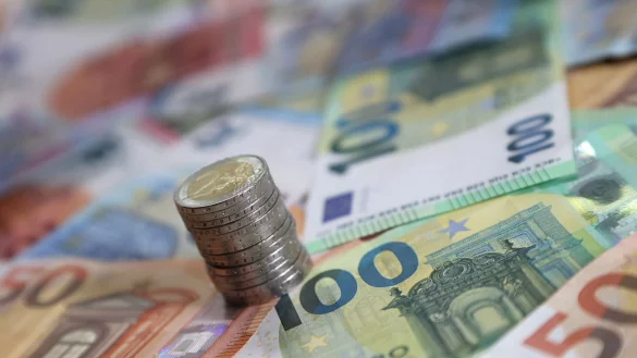 Krankenkasse, Heizen, Tanken - vieles wird 2025 teurer. Es gibt aber auf der anderen Seite auch Entlastungen. - © Karl-Josef Hildenbrand/dpa