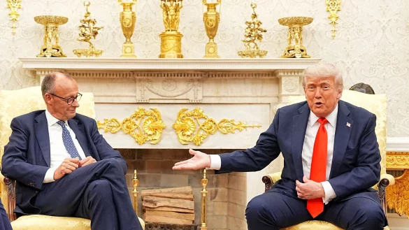 Die Chemie zwischen Trump und Merz stimmt. - © Michael Kappeler/dpa