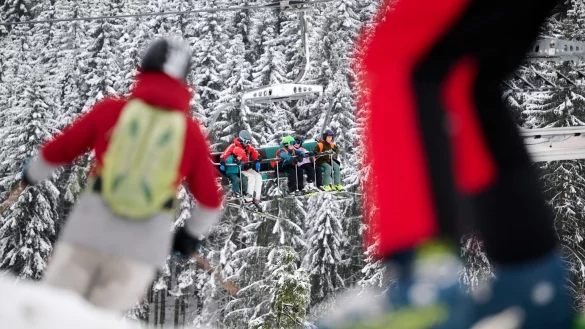 Schnee lockt Skifahrer und Snowboarder weniger zahlreich ins Sauerland. (Archivbild) - &copy; Bernd Thissen/dpa
