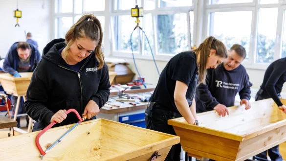 Bei der Sarggestaltung ist handwerkliches Geschick gefragt. - &copy; Daniel Karmann/dpa