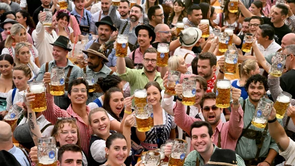 &laquo;Die Kr&uuml;ge hoch!&raquo; (Archivbild) - &copy; Felix H&ouml;rhager/dpa