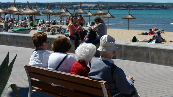 44 Prozent eines Babyboomer-Jahrgangs gehen vorzeitig in Rente und haben Zeit zum Beispiel fürs Reisen. (Archivbild) - © Jens Kalaene/dpa