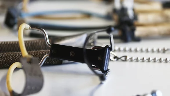 Mit einer Zwille und einer Softair-Pistole soll ein Mann seit Monaten immer wieder auf ein Privathaus mit mehreren Parteien geschossen haben. (Archivbild) - &copy; picture alliance / dpa