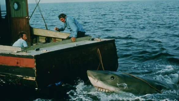 Der Film gilt als Geburtsstunde des Sommer-Blockbusters. Hier zu sehen Richard Dreyfuss (l) als Meeresbiologe und Robert Shaw (r) als Haifänger Quint. - © Universal Pictures/dpa