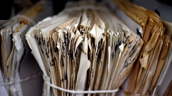 Millionen von Akten der ehemaligen DDR-Staatssicherheit wurden gesichert. (Archivbild) - © Britta Pedersen/dpa-Zentralbild/dpa