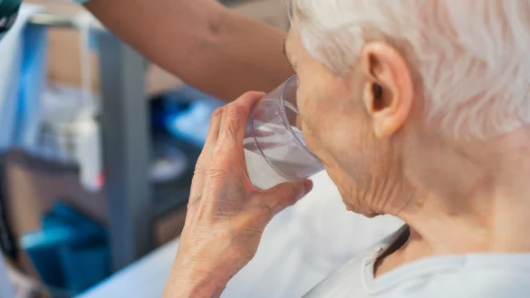 Ältere Menschen sind durch starke Hitze besonders gefährdet (Archivbild). - © Jana Bauch/dpa