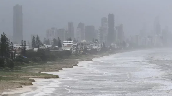 Statt Sandstrand ragen an der Gold Coast stellenweise nun meterhohe «Klippen» ins Meer. - © Dave Hunt/AAP/dpa