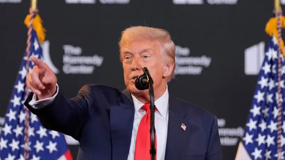 US-Pr&auml;sident Donald Trump droht Wladimir Putin vor dem Alaska-Gipfel mit schwerwiegenden Konsequenzen, sollte der Kremlchef nicht einlenken. - &copy; Alex Brandon/AP/dpa