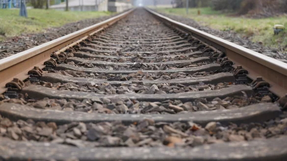 Nach dem Brand in einem Sicherungskasten versp&auml;ten sich viele Z&uuml;ge auf der Strecke zwischen Hannover und Berlin. (Symbolbild) - &copy; Marcus Brandt/dpa