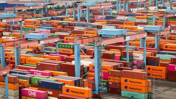 Auch über diese Container im Hamburger Hafen im- und exportiert Deutschland Waren. - © Christian Charisius/dpa