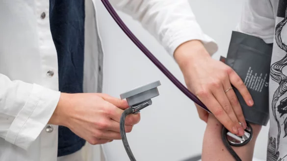 Arbeitgeber schlagen vor, beim Arztbesuch eine Geb&uuml;hr von den Patienten zu verlangen. (Symbolbild) - &copy; Daniel Vogl/dpa