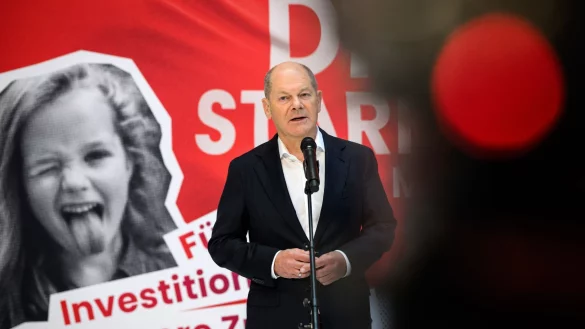 Der traditionelle Besuch beim DGB ist für den Kanzler schon etwas wie ein Heimspiel. - © Bernd von Jutrczenka/dpa