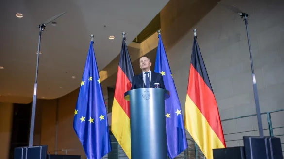 Scholz fand mahnende Worte: «Es geht in diesen Tag um Krieg und Frieden in Europa.» - © Michael Kappeler/dpa