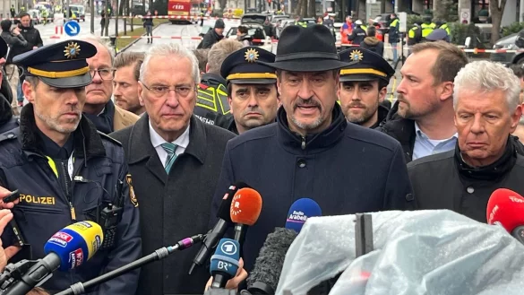 Bayerns Ministerpräsident Markus Söder (CSU, 2.v.r.) ist nach dem mutmaßlichen Anschlag nicht der Einzige, der Konsequenzen fordert. - © Christoph Trost/dpa