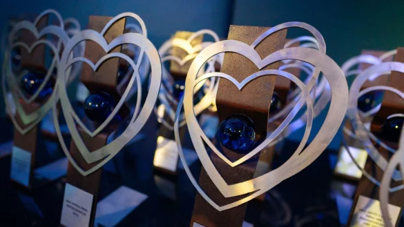 Die Trophäen stehen bereit: 57 Beiträge bewerben sich beim 46. Filmfestival Max Ophüls Preis um die begehrten Auszeichnungen und Preisgelder. - © Oliver Dietze/dpa