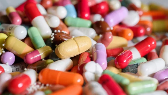 Neue US-Zölle werden nach Angaben der EU-Kommission auch Pharmaunternehmen treffen. (Symbolbild) - © Hans-Jürgen Wiedl/dpa-Zentralbild/dpa