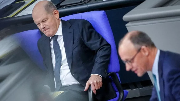 Kanzler und Herausforderer lieferten sich erneut einen harten Schlagabtausch im Bundestag. - © Kay Nietfeld/dpa
