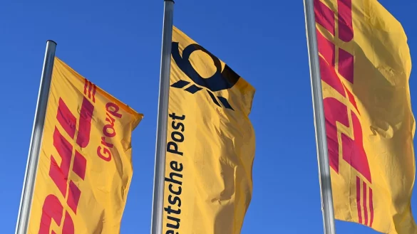 Eine Fahne der Deutschen Post weht im Wind. Die Deutsche Post geh&ouml;rt zum Logistikkonzern DHL. - &copy; Wolf von Dewitz/dpa