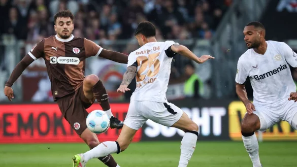 Dass 1:1 beim FC St. Pauli war eines seiner letzten Spiele für Bayer: Jonathan Tah (r) sucht eine neue Herausforderung. - © Christian Charisius/dpa