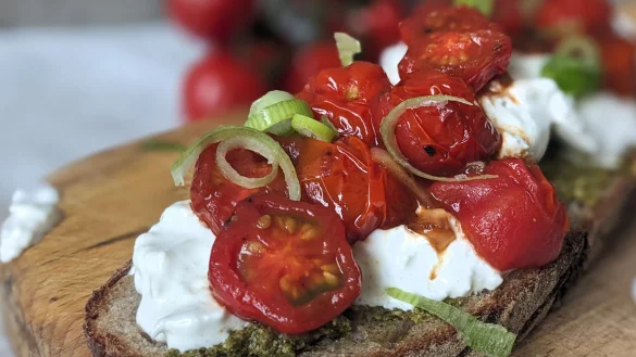 Buongiorno! Dieses Brot mit Burrata, Tomaten und Pesto verleiht nicht nur dem Frühstück einen Hauch von Italien. - © Doreen Hassek/hauptstadtkueche.blogspot.com/dpa-tmn