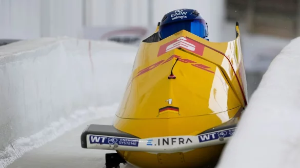 Francesco Friedrich und Alexander Schüller führen zur Halbzeit der Zweierbob-WM in Lake Placid. - © Julia Demaree Nikhinson/AP/dpa