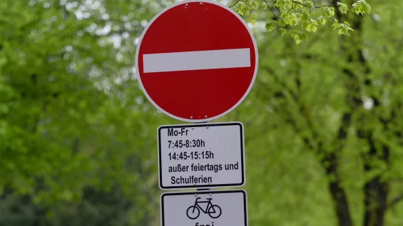 In NRW verbreiten sich die Schulstraßen nach und nach. (Archivbild) - © Henning Kaiser/dpa