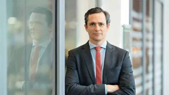 Auch sein Ururopa w&auml;re wohl stolz auf ihn: Carl Oetker &uuml;bernimmt das Zepter beim Bielefelder Familienunternehmen. - &copy; Tobias Heyer/Dr. August Oetker KG/dpa