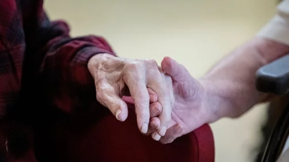Nicht nur Worte z&auml;hlen: Mit kleinen Gesten k&ouml;nnen Angeh&ouml;rige daf&uuml;r sorgen, dass sich Menschen mit Demenz sicher f&uuml;hlen. - &copy; Christoph Soeder/dpa