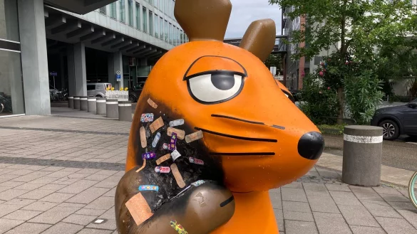 Die Maus-Figur vor dem WDR-Geb&auml;ude in K&ouml;ln wurde mit vielen Pflastern versorgt. - &copy; Jonas-Erik Schmidt/dpa